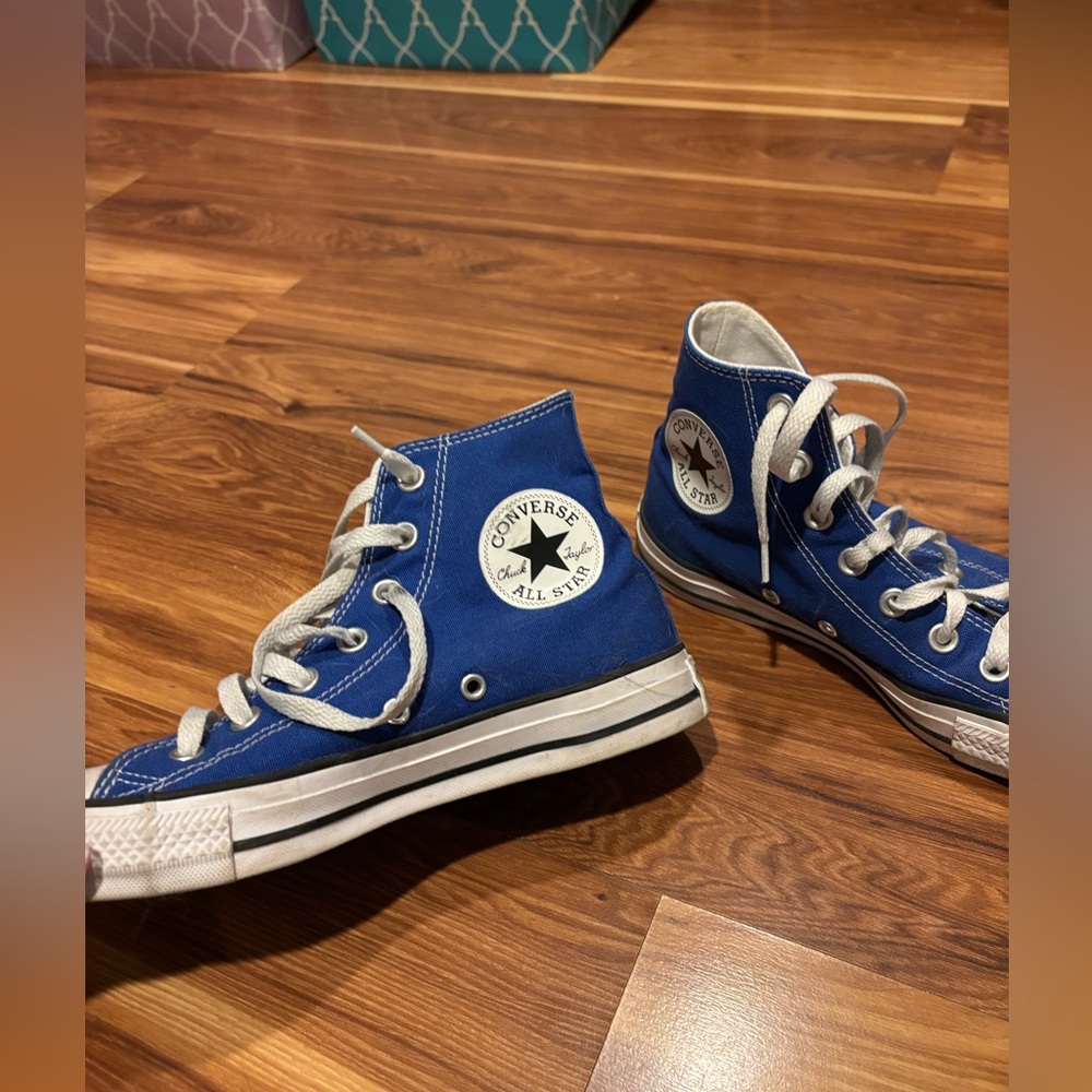 Blue women’s lightly worn size 7 converse